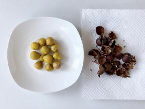 锥栗用剪刀煎一个口，蒸20分钟。蒸过的锥栗就很容易剥去壳了。