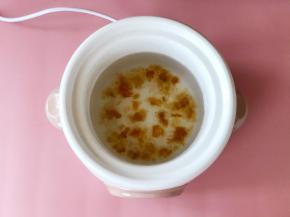 1小时后，电炖锅提示音响起，放入挑出杂质的雪燕和皂角米。