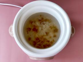 20分钟后，放入枸杞和冰糖，加入枸杞和冰糖，继续煮5分钟冰糖融化即可，枸杞不需要煮太久。