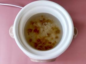 20分钟后，放入枸杞和冰糖，加入枸杞和冰糖，继续煮5分钟冰糖融化即可，枸杞不需要煮太久。