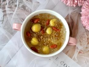 甜品汤出锅后撒上桂花即可。