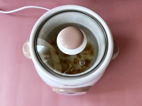 把泡好的桃胶挑出杂质，放入电炖锅，加入适量清水，约炖锅的一半。电炖锅盖好盖子，选择“甜品”功能，时间1小时。