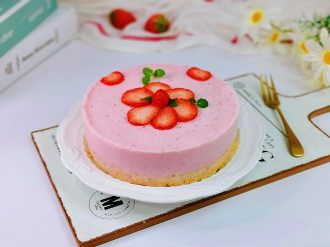 草莓酸奶慕斯蛋糕