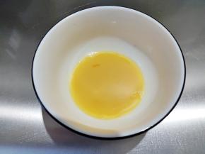 鸡蛋磕碗里，打散搅匀。