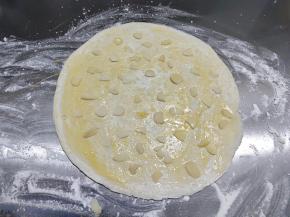 撒一点砂糖和杏仁片，不要放太多。粗砂糖口感比细砂糖口感好。