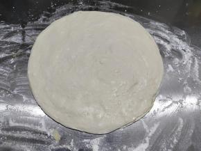 盖上一张手抓饼，轻轻压一下。