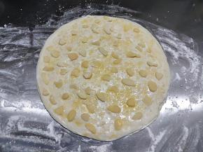 再刷蛋液，撒砂糖和杏仁片。