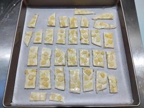 将切好的片排在烤盘上。烤箱提前180度预热10分钟。