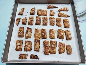 180度烤15-20分钟，注意观察，手抓饼会出油，当表面比较焦，油只剩一点时及时取出烤盘。我就是多烤了几分钟，就烤焦了。