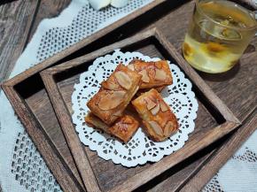 口感酥脆，甜中带有一点微咸。