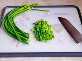 蒜薹洗净切丁。