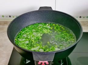 锅中加水烧开，下蒜苔丁焯水35秒捞出。