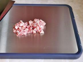 梅花肉洗净切丁。