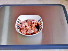 放小碗中加料酒，酱油，十三香。