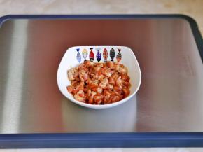 抓拌均匀腌制10分钟。