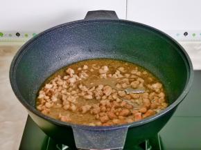 加入半碗纯净水，盐，将肉丁炒熟。