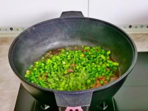 加入焯水的蒜苔。