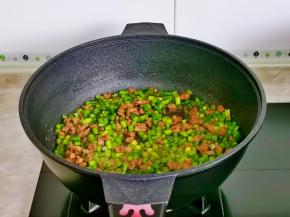 加入切好的小米辣快速翻炒1分钟关火。