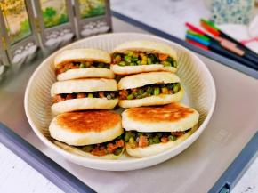 烙了几张发面饼，切开夹上梅花肉蒜苔丁。