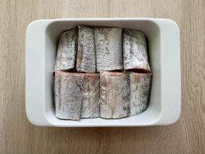 带鱼清洗干净，剪掉鱼鳍，切成小段，放入料理碗中。