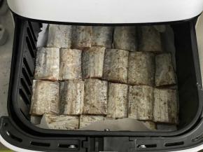 根据个人口味撒上孜然粉，空气炸锅预热好后，180度烤10分钟。