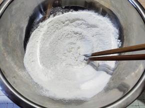 取一个干净的大碗，倒入面粉，加1克盐，先用筷子混合均匀。