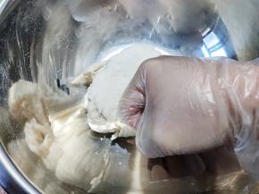 将面絮反复折叠，用拳头按压，直到没有散的面絮。这个时候面团很粗糙，感觉硬的，没关系，盖上静置几分钟再揉。