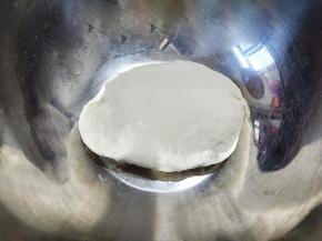 隔5-10分钟左右揉一次面团，两三次后面团就光滑了。最后一次揉好后醒10-30分钟，时间充裕就多醒一会。