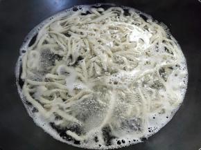 面条煮三四分钟，用筷子夹一下能夹断，就赶紧捞起。