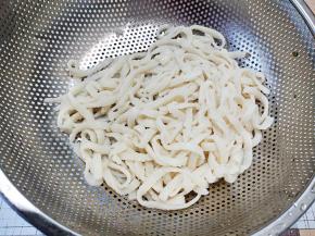 将面条过冷水冲凉，然后晾干水。