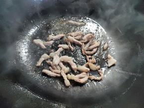 锅里倒适量油，先将五花肉煸炒至变色，加1克左右的盐翻炒几下。