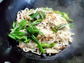 下青蒜叶，2汤匙生抽，翻炒均匀，青蒜叶断生就可以了。