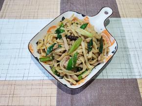 将炒好的面条装盘开吃咯。自己做的面条比挂面好吃多了。