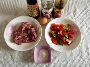牛年吃牛肉，牛转钱坤，好吃寓意又好，新年菜可以安排一下。准备材料，牛肉切成长条，清洗干净备用。青红椒去柄去籽切成小块备用。
