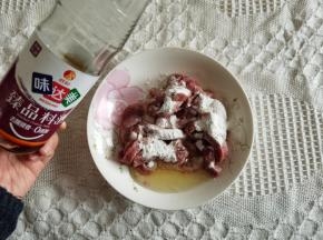 牛肉条中加入玉米淀粉，一个鸡蛋的蛋清，2勺料酒去腥。