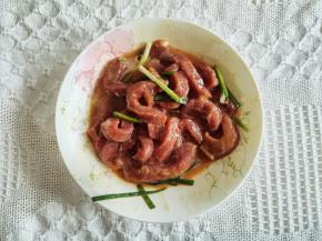 拌匀后倒入2勺玉米油，用油封一下，继续拌匀，腌制15分钟，这样炒出的牛肉比较嫩。