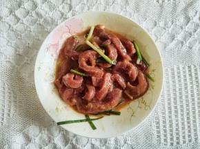 拌匀后倒入2勺玉米油，用油封一下，继续拌匀，腌制15分钟，这样炒出的牛肉比较嫩。