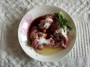 然后加入一勺盐，一勺糖，一把葱段，