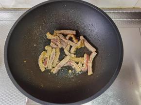 快速翻炒至牛肉变色。