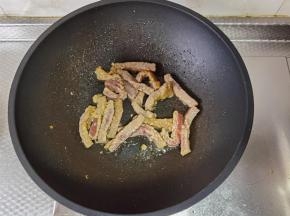 快速翻炒至牛肉变色。