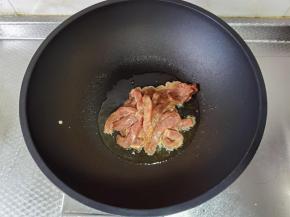 牛肉腌制好，干净不粘锅中，倒入3勺玉米油，开大火热油，倒入腌制好的牛肉，葱段拿掉。