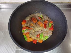 然后加入小半碗清水，转中火煮开，这样略带汤汁，吃起来更为鲜嫩！