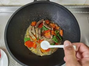 出锅前，加盐1勺，搅匀调味。