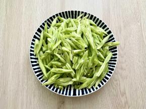 四季豆斜刀切成丝。
