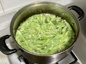 锅中烧水，下四季豆焯水3分钟。