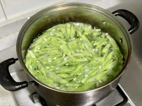锅中烧水，下四季豆焯水3分钟。