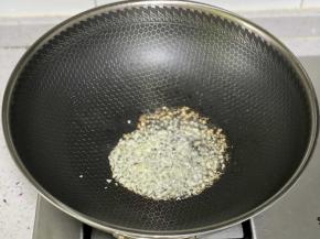 锅里热油，蒜蓉下锅爆香。