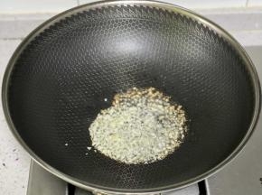 锅里热油，蒜蓉下锅爆香。