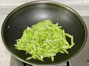 下入四季豆翻炒；