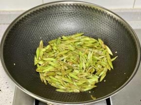 翻炒片刻即可出锅。